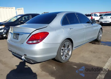 2016 Mercedes-Benz C 300 z USA, uszkodzony, nr VIN 55SWF4JB1GU170085